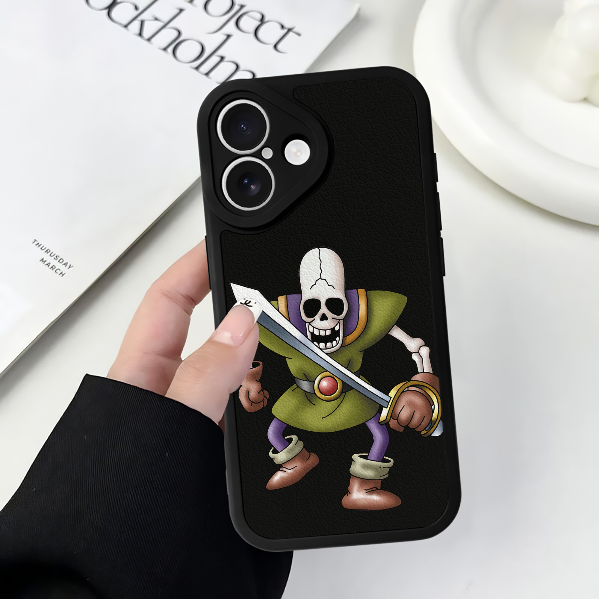 （画像用） ドラゴンクエスト Doragon Kuesuto Dragon Quest 【iPhone 16シリーズ対応】シリコンスマホケース（レザー調） 材質：シリコン